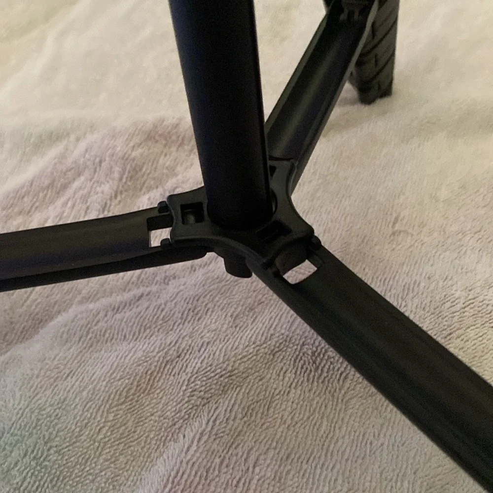 Tacklife tripod MLT01 with bag. Easy open all black